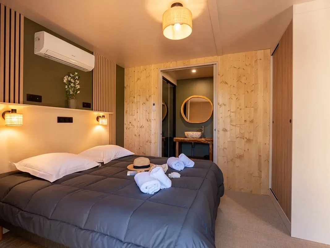 Chambre avec lit double d'un cottage Pura, camping Le Campoloro en Corse