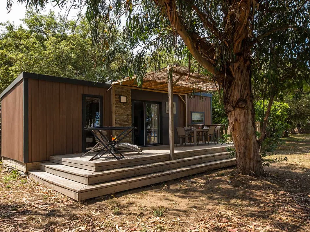 Cottage Taos en bois avec terrasse sous les arbres, camping Le Campoloro en Corse