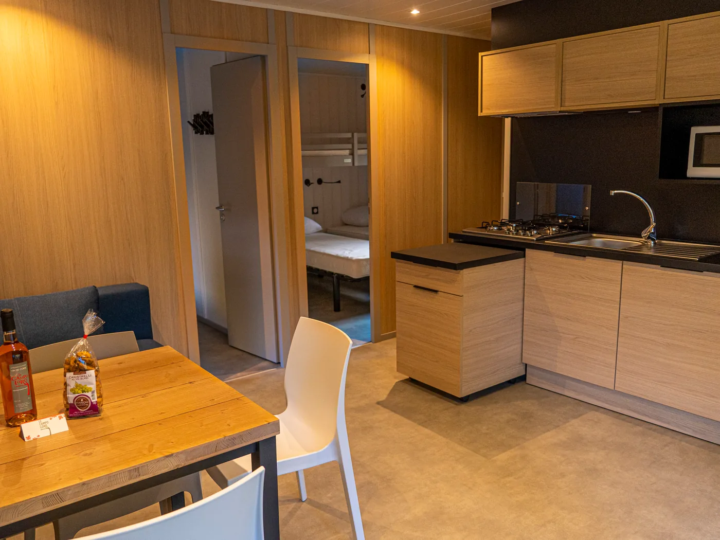 Cuisine équipée et coin repas d’un cottage du camping Le Campoloro