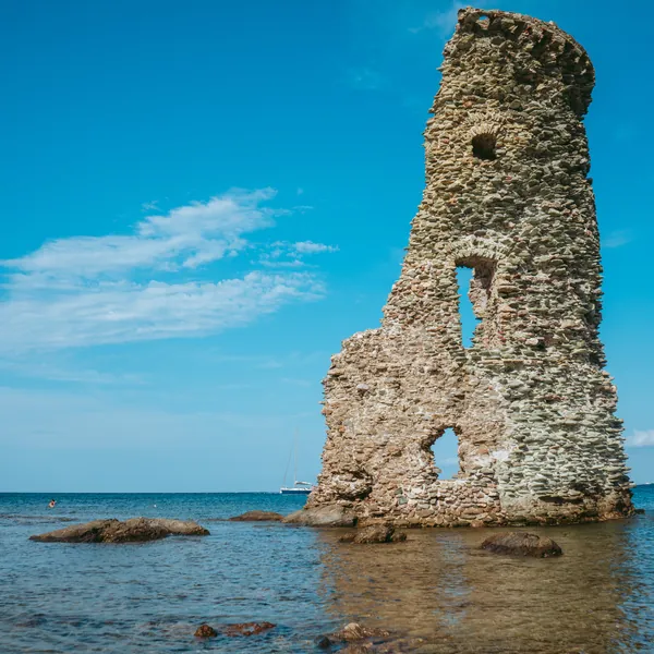 Torre genovese in rovina in riva al mare in Corsica