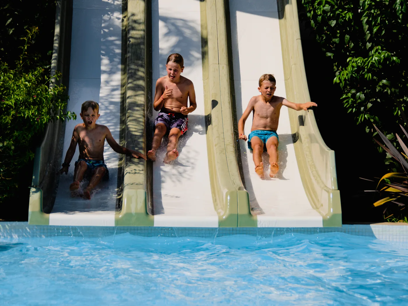 Enfants sur les toboggans du parc aquatique du Campoloro