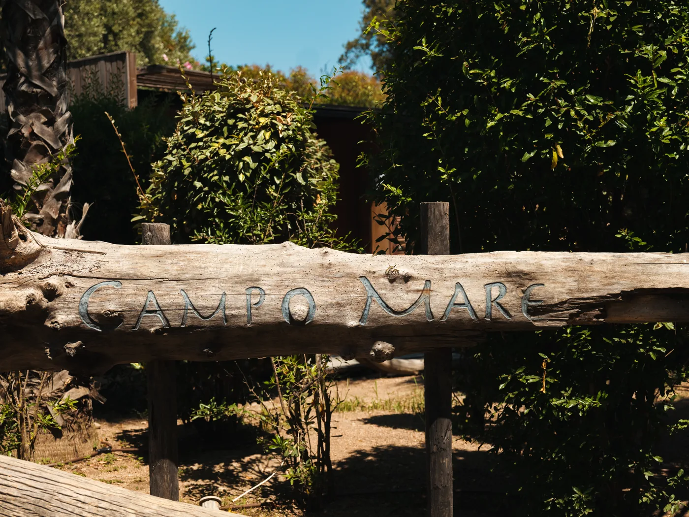 Enseigne en bois flotté du restaurant de plage Le Campo Mare