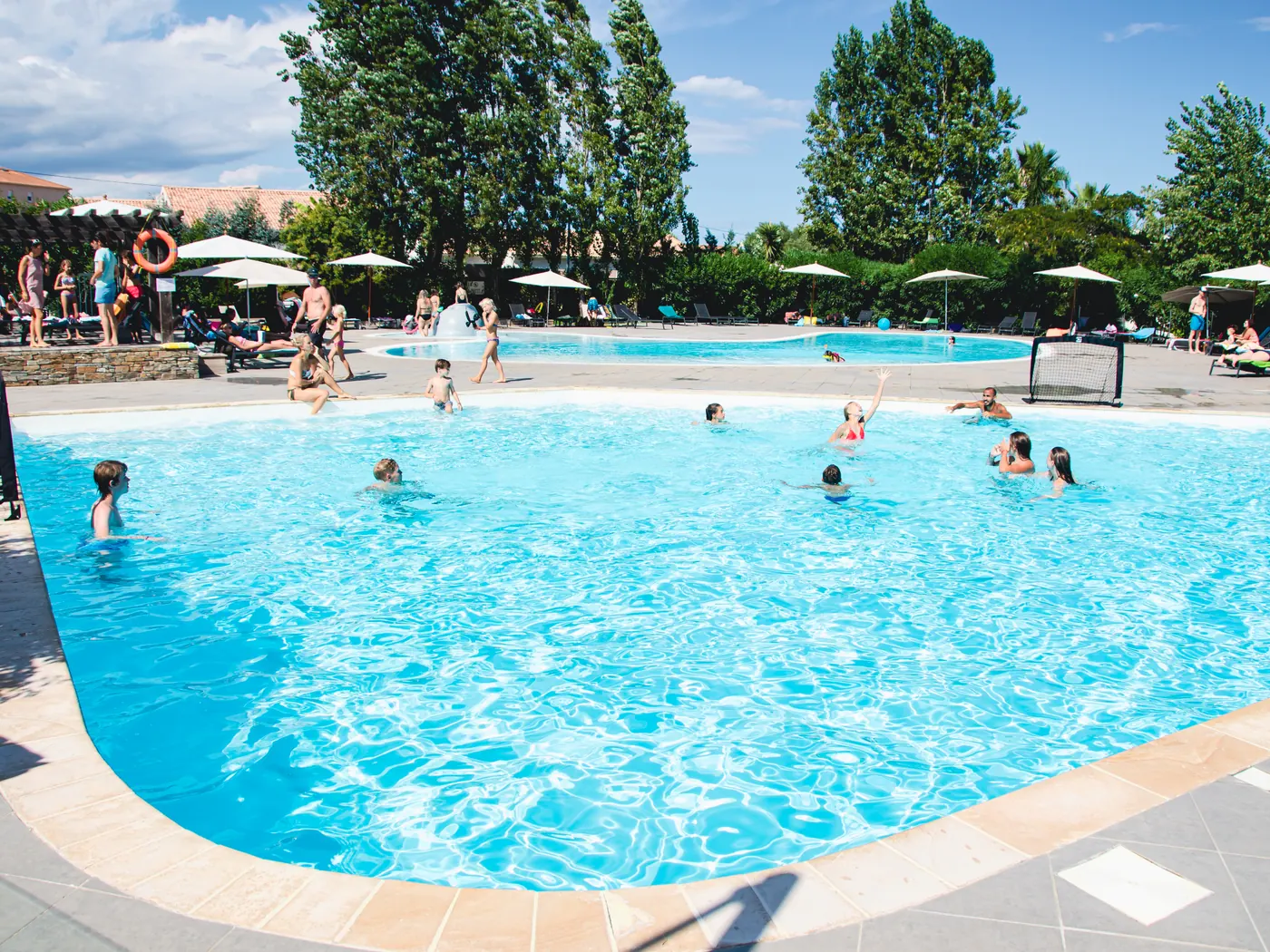 Grande piscine du parc aquatique du camping Le Campoloro en Corse