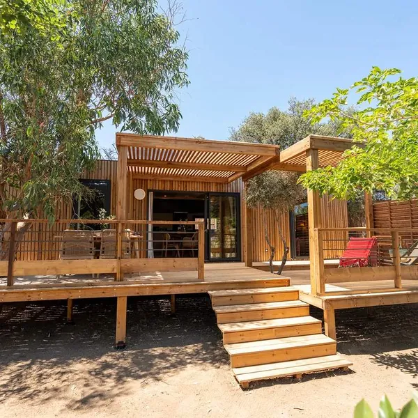 Chalet in legno con terrazza al campeggio Le Campoloro in Corsica