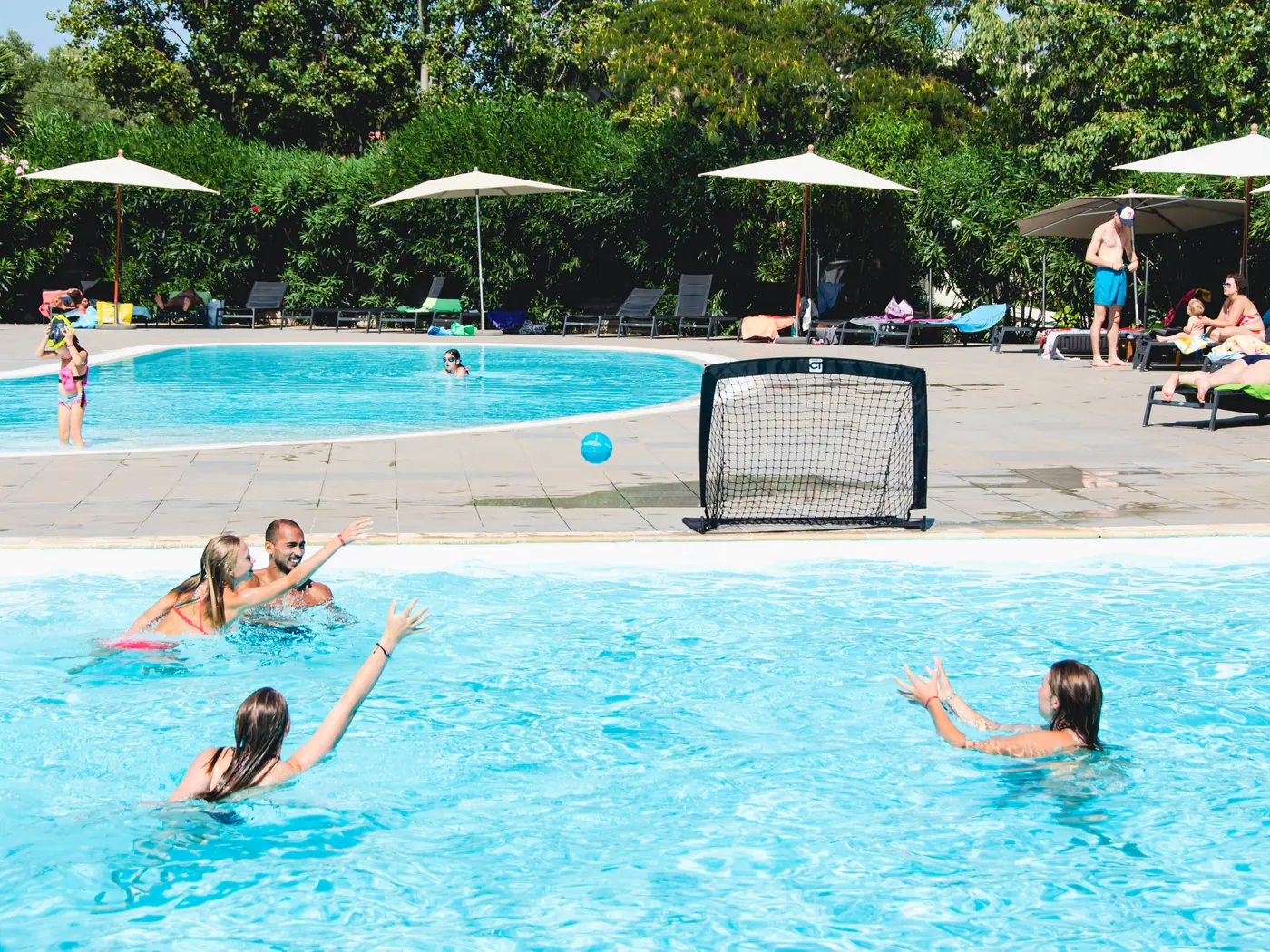 Jeux de ballon dans la piscine du camping Le Campoloro