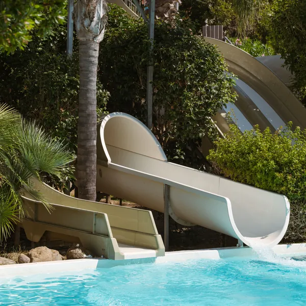 Scivolo e piscina del parco acquatico del Campoloro
