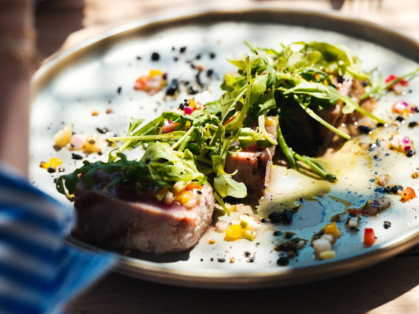 Assiette de thon et roquette servie au restaurant Le Campo Mare