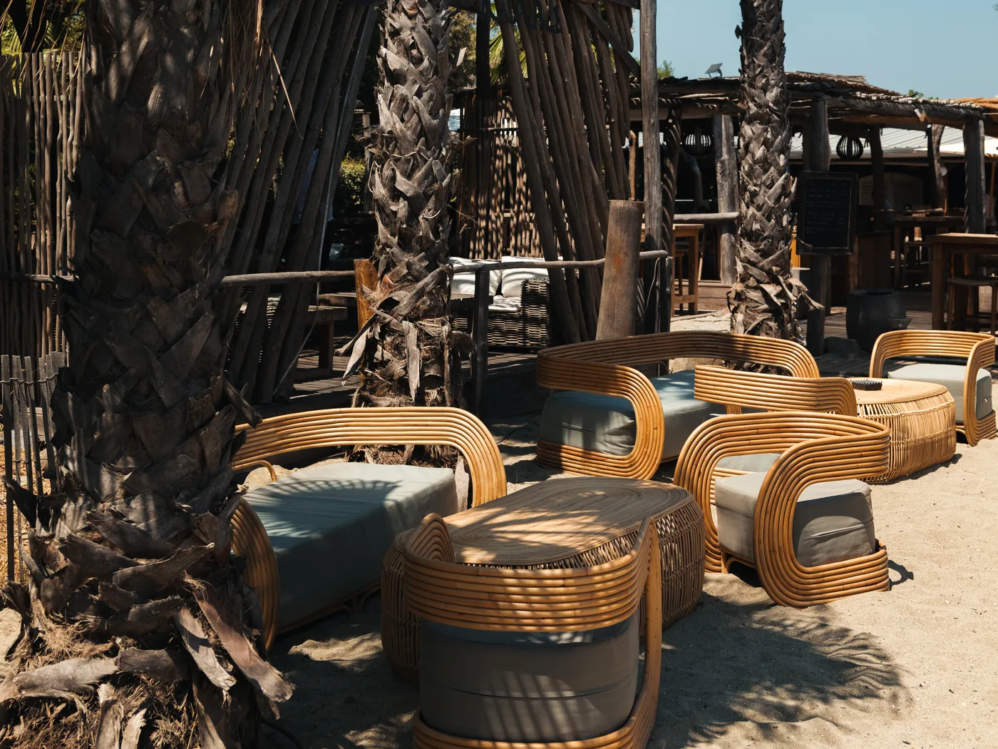 Salons de plage sous les palmiers au restaurant Le Campo Mare