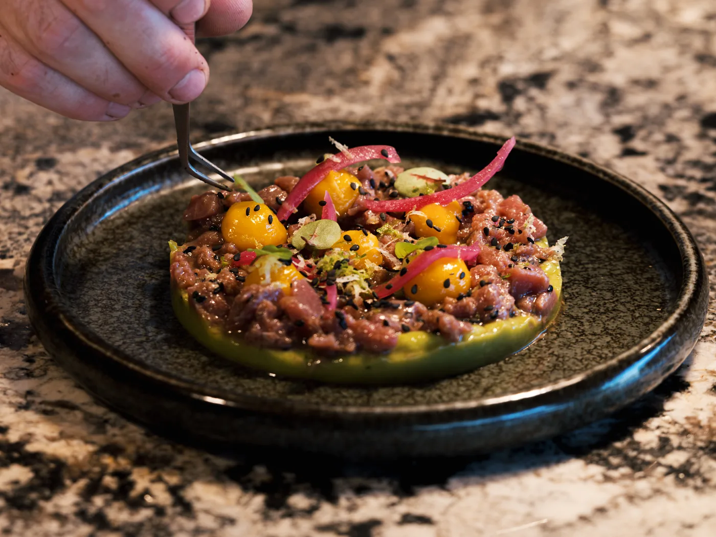 Le chef dresse un tartare au restaurant Le Campo Mare