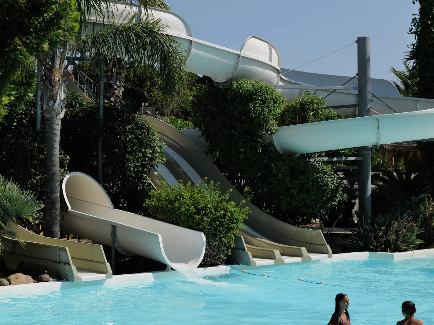 Toboggans et piscine du parc aquatique du camping Le Campoloro
